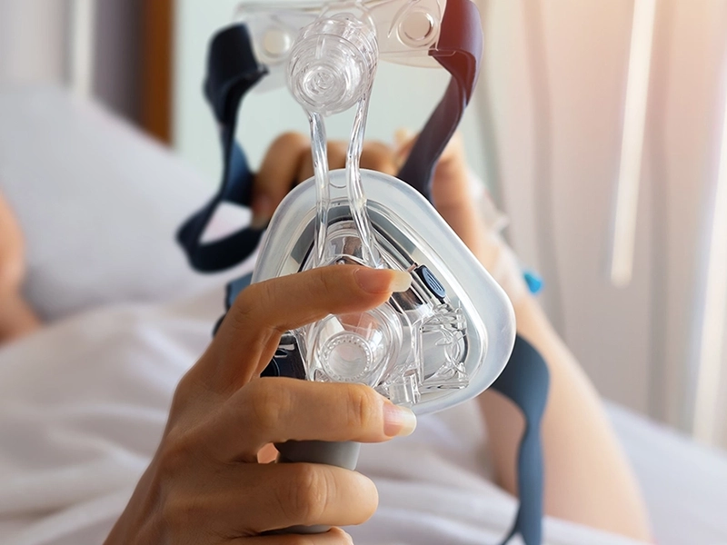 hand holding cpap mask